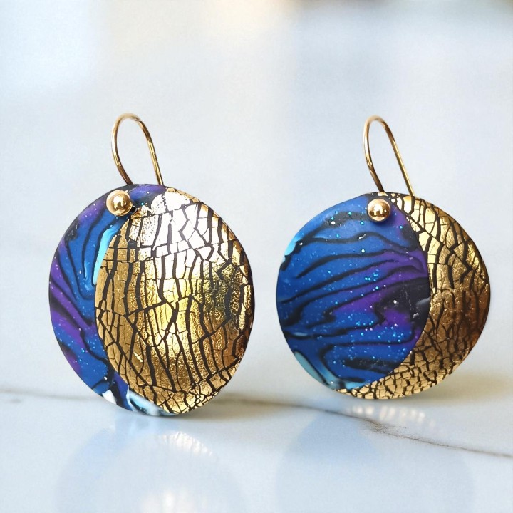 Boucles d'oreilles pendants rondes Lune bleu et or pièce unique artisan créateur argile polymère - Alice Fermi