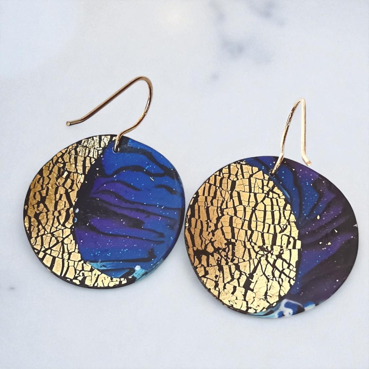 Boucles d'oreilles pendants rondes Lune bleu et or pièce unique artisan créateur argile polymère - Alice Fermi