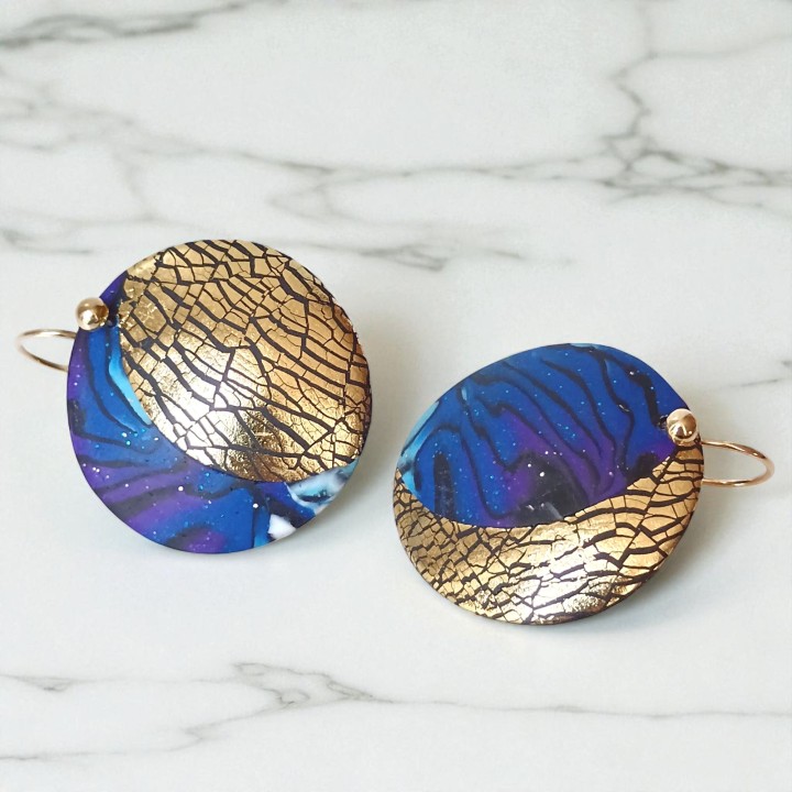 Boucles d'oreilles pendants rondes Lune bleu et or pièce unique artisan créateur argile polymère - Alice Fermi