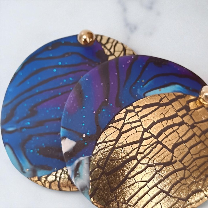 Boucles d'oreilles pendants rondes Lune bleu et or pièce unique artisan créateur argile polymère - Alice Fermi